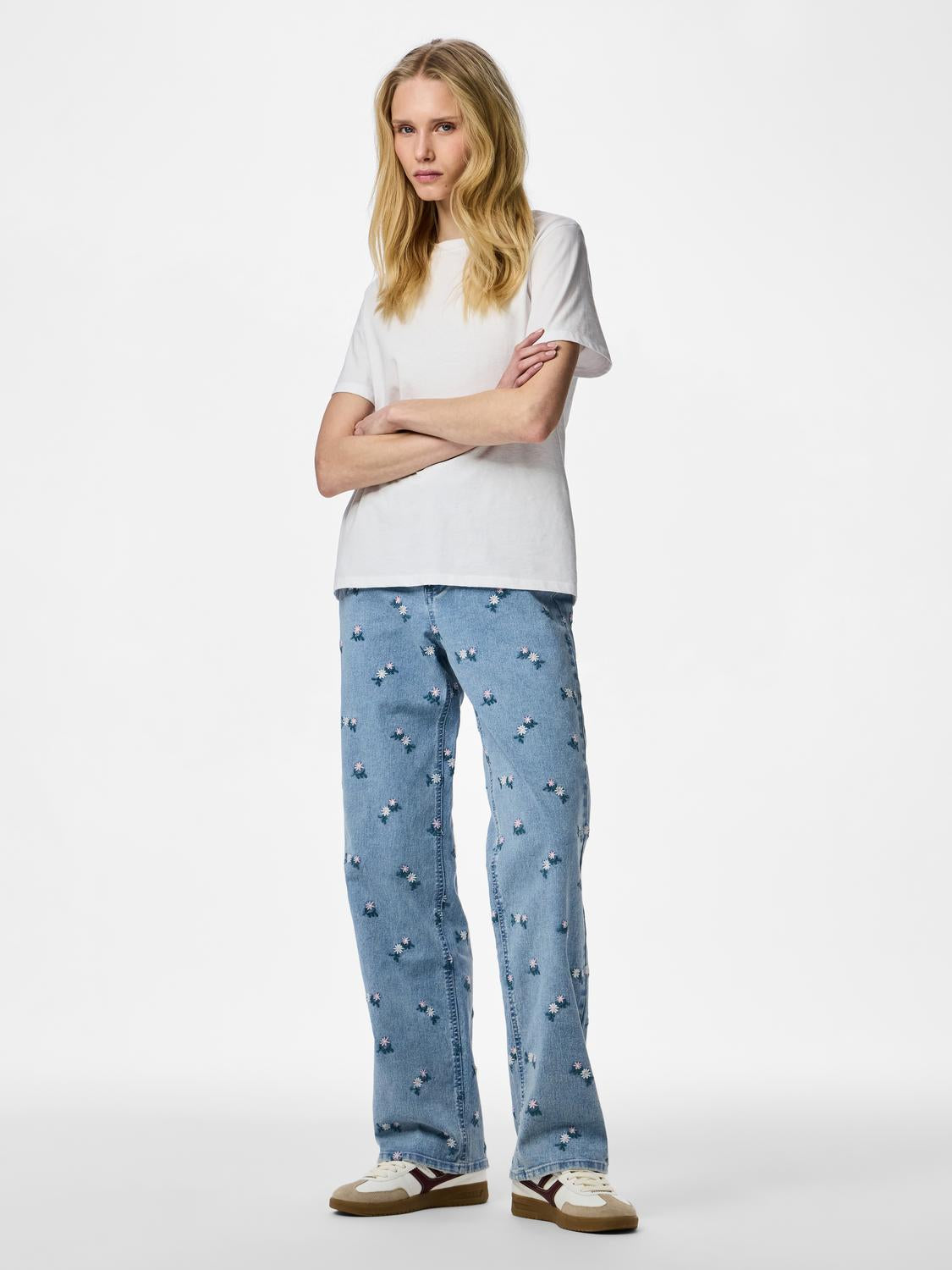 model_shot-front_full